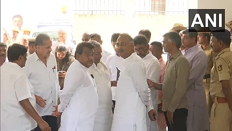 ಚುನಾವಣಾ ಆಯೋಗ ಕಚೇರಿ ಬಳಿ ನಿಂತಿರುವ ಕಾಂಗ್ರೆಸ್ ನಾಯಕರು.