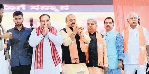 ಬಳ್ಳಾರಿಯಲ್ಲಿ ಭಾನುವಾರ ನಡೆದ ರಾಜ್ಯ ಎಸ್ಟಿ ಮೋರ್ಚಾ ಸಮಾವೇಶದಲ್ಲಿ ಬಿಜೆಪಿ ರಾಷ್ಟ್ರೀಯ ಅಧ್ಯಕ್ಷ ಜೆ.ಪಿ.ನಡ್ಡಾ, ಮುಖ್ಯಮಂತ್ರಿ ಬಸವರಾಜ ಬೊಮ್ಮಾಯಿ ಸೇರಿದಂತೆ ಪಕ್ಷದ ಹಿರಿಯ ಮುಖಂಡರು ಹಾಜರಿದ್ದರು.