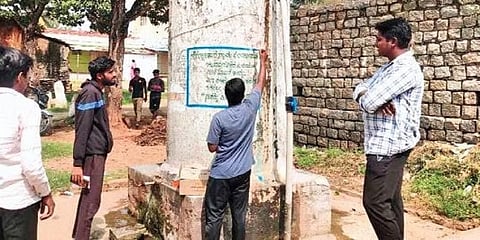 ಟ್ಯಾಂಕ್ ಗಳ ಮೇಲೆ ಸಂದೇಶ ಬರೆಯುತ್ತಿರುವ ಯುವಕರು.