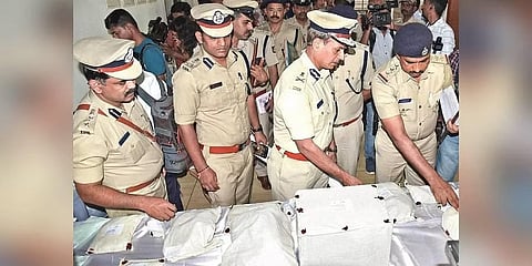 ಮೊಹಮ್ಮದ್ ಶಾರಿಕ್ ಮನೆಯಿಂದ ವಶಪಡಿಸಿಕೊಂಡ ವಸ್ತುಗಳ ತಪಾಸಣೆಯಲ್ಲಿ ತೊಡಗಿರುವ ಎಡಿಜಿಪಿ ಅಲೋಕ್‌ ಕುಮಾರ್