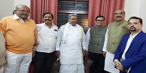 ಮಾಜಿ ಸಿಎಂ ಸಿದ್ದರಾಮಯ್ಯ ಅವರನ್ನು ಭೇಟಿ ಮಾಡಿದ ಅಖಿಲ ಕರ್ನಾಟಕ ಬ್ರಾಹ್ಮಣ ಮಹಾಸಭಾದ ಅಧ್ಯಕ್ಷ ಅಶೋಕ್ ಹಾರನಹಳ್ಳಿ ಹಾಗೂ ಸದಸ್ಯರು
