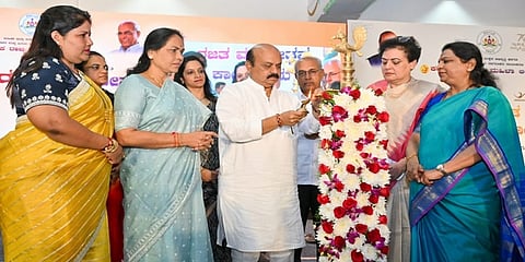 ಮಹಿಳಾ ಆಯೋಗದ ರಜತ ಮಹೋತ್ಸವವನ್ನು ಸಿಎಂ ಬೊಮ್ಮಾಯಿ ಉದ್ಘಾಟಿಸಿದ ಸಂದರ್ಭದ ಚಿತ್ರ