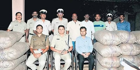 ಪ್ರಕರಣ ಬೇಧಿಸಿದ ಪೊಲೀಸರ ತಂಡ.