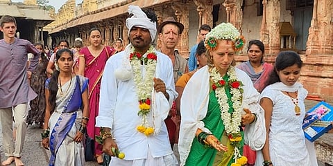 ಹಂಪಿಯ ವಿರೂಪಾಕ್ಷ ದೇವಸ್ಥಾನದಲ್ಲಿ ಅನಂತರಾಜು, ಕೆಮಿಲ್ ವಿವಾಹ