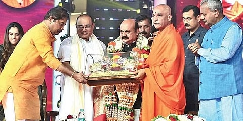 ಗುರುವಾರ ನಡೆದ ಬಿಜಿಎಸ್ ಸಂಸ್ಥಾಪಕರ ದಿನಾಚರಣೆಯಲ್ಲಿ ಮುಖ್ಯಮಂತ್ರಿ ಬಸವರಾಜ ಬೊಮ್ಮಾಯಿ, ಸಚಿವರಾದ ಆರ್ ಅಶೋಕ, ಎಸ್ ಟಿ ಸೋಮಶೇಖರ್, ಶ್ರೀ ನಿರ್ಮಲಾನಂದನಾಥ ಸ್ವಾಮಿ.