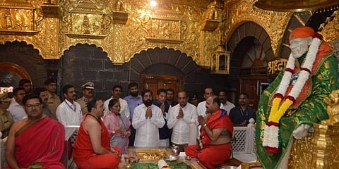 ಶಿರಡಿ ಸಾಯಿಬಾಬಾರ ದರ್ಶನ ಪಡೆಯುತ್ತಿರುವ ಮಹಾರಾಷ್ಟ್ರ ಮುಖ್ಯಮಂತ್ರಿ ಏಕನಾಥ್ ಶಿಂಧೆ