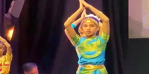 ವೇದಿಕೆಯಲ್ಲಿ ಅನೌಷ್ಕ ಕೂಚುಪುಡಿ ನೃತ್ಯ