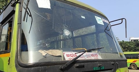 ಕೆಎಸ್ ಆರ್ ಟಿಸಿ ಬಸ್ಸು ಮೇಲೆ ಕಲ್ಲು ತೂರಾಟ