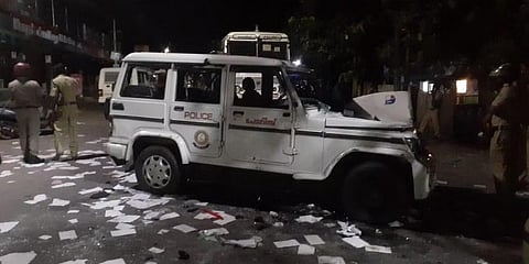 ಪ್ರತಿಭಟನೆ ವೇಳೆ ಪೊಲೀಸ್ ವಾಹನಕ್ಕೆ ಹಾನಿ