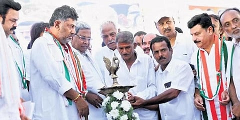 ಜನಾಕ್ರೋಶ ಸಮಾವೇಶದಲ್ಲಿ ಪ್ರತಿಪಕ್ಷ ನಾಯಕ ಸಿದ್ದರಾಮಯ್ಯ, ಕೆಪಿಸಿಸಿ ಅಧ್ಯಕ್ಷ ಡಿ.ಕೆ.ಶಿವಕುಮಾರ್ ಸೇರಿದಂತೆ ಪಕ್ಷದ ಮುಖಂಡರು ದೀಪ ಬೆಳಗಿಸಿದರು.