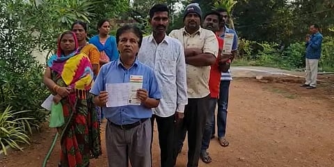 ಮತದಾನ ಮಾಡಲು ನಿಂತಿರುವ ಮತದಾರರು
