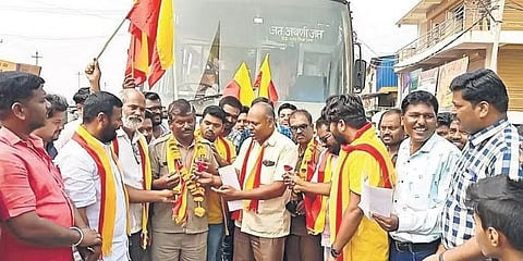 ಮಹಾರಾಷ್ಟ್ರ ಸಾರಿಗೆ ಸಂಸ್ಥೆ ಸಿಬ್ಬಂದಿಗಳ ಸನ್ಮಾನಿಸಿದ ಕರ್ನಾಟಕ ರಕ್ಷಣಾ ವೇದಿಕೆ ಕಾರ್ಯಕರ್ತರು.
