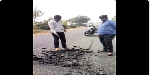 ರಸ್ತೆ ಅವಸ್ಥೆಯನ್ನು ತೋರಿಸುತ್ತಿರುವ ಗ್ರಾಮಸ್ಥರು