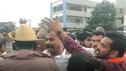 ಎರಡು ಗುಂಪುಗಳ ನಡುವೆ ಮಾರಾಮಾರಿ ನಡೆಯುತ್ತಿರುವುದು.