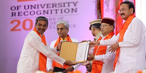 ರೇವಾ ವಿಶ್ವವಿದ್ಯಾಲಯದ 7ನೇ ಘಟಿಕೋತ್ಸವದಲ್ಲಿ ವಿದ್ಯಾರ್ಥಿಗೆ ಪಿಎಚ್‌ಡಿ ಪದವಿ ಪ್ರದಾನ ಮಾಡಲಾಯಿತು.