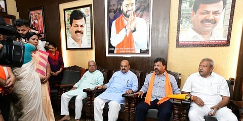 ಹೊನ್ನಾಳಿ ಶಾಸಕ ಎಂ ಪಿ ರೇಣುಕಾಚಾರ್ಯ ಮನೆಗೆ ಭೇಟಿ ನೀಡಿ ಸಾಂತ್ವನ ಹೇಳಿದ ಸಿಎಂ ಬೊಮ್ಮಾಯಿ