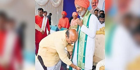 ಮಂಗಳವಾರ ಶಿರಹಟ್ಟಿಯ ಫಕೀರೇಶ್ವರ ಮಠದಲ್ಲಿ ಫಕೀರ ಸಿದ್ದರಾಮೇಶ್ವರ ಸ್ವಾಮಿಯ ಆಶೀರ್ವಾದ ಪಡೆದ ಸಿಎಂ ಬಸವರಾಜ ಬೊಮ್ಮಾಯಿ.