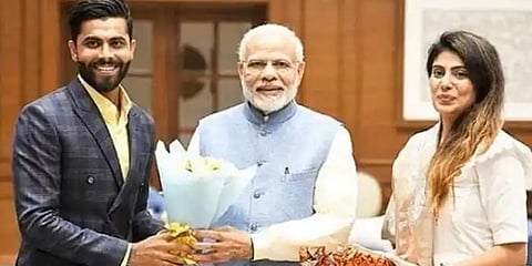 ಪ್ರಧಾನಿ ಮೋದಿ ಜತೆ ರವೀಂದ್ರ ಜಡೇಜಾ ಹಾಗೂ ಪತ್ನಿ(ಸಂಗ್ರಹ ಚಿತ್ರ)
