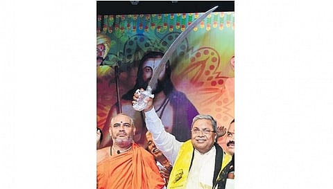 ಖಡ್ಗ ಹಿಡಿದಿರುವ ಸಿದ್ದರಾಮಯ್ಯ