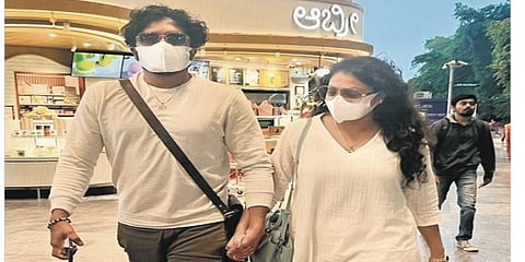 ಕೈ ಕೈ ಹಿಡಿದುಕೊಂಡು ಕೆಂಪೇಗೌಡ ಏರ್ ಪೋರ್ಟ್ ನಲ್ಲಿ ಕಾಣಿಸಿಕೊಂಡಿದ್ದ ವಸಿಷ್ಠ ಸಿಂಹ-ಹರಿಪ್ರಿಯಾ