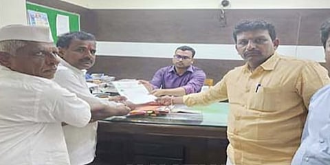 ಅಕ್ಕಲಕೋಟೆಯ 11 ಗ್ರಾಮಗಳನ್ನು ಕರ್ನಾಟಕಕ್ಕೆ ವಿಲೀನಗೊಳಿಸುವಂತೆ ಒತ್ತಾಯಿಸಿ ಇತ್ತೀಚೆಗೆ ಸೊಲ್ಲಾಪುರ ಜಿಲ್ಲಾಧಿಕಾರಿಗೆ ಮನವಿ ಸಲ್ಲಿಸಿದ ಜನಪ್ರತಿನಿಧಿಗಳು.