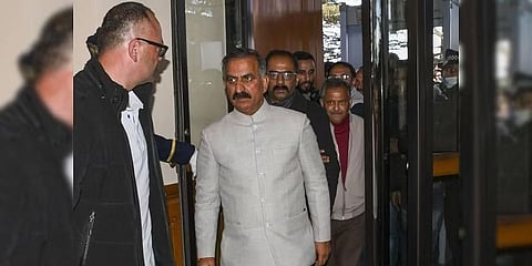 ಡಿಸೆಂಬರ್ 10, 2022 ರಂದು ಶಿಮ್ಲಾದ ಒಬೆರಾಯ್ ಸೆಸಿಲ್‌ನಲ್ಲಿ ನಡೆದ ಸಭೆಯಲ್ಲಿ ಭಾಗವಹಿಸಲು ಕಾಂಗ್ರೆಸ್ ಶಾಸಕ ಸುಖವಿಂದರ್ ಸಿಂಗ್ ಸುಖು ಪಕ್ಷದ ಕಚೇರಿಗೆ ಆಗಮಿಸಿದರು. (ಫೋಟೋ | ಪಿಟಿಐ)