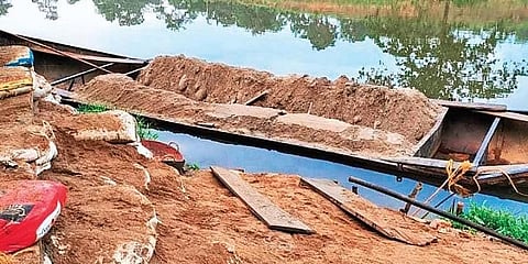 ಅಕ್ರಮ ಮರಳು ಗಣಿಗಾರಿಕೆ ಮೇಲೆ ಲೋಕಾಯುಕ್ತ ದಾಳಿ