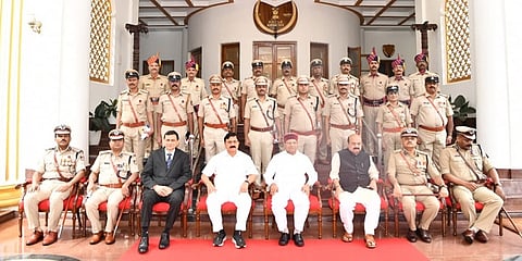 ರಾಷ್ಟ್ರಪತಿ ಪದಕ ವಿಜೇತರೊಂದಿಗೆ ರಾಜ್ಯಪಾಲ ಥಾವರ್ ಚಂದ್ ಗೆಹ್ಲೋಟ್ , ಸಿಎಂ ಬೊಮ್ಮಾಯಿ, ಸಚಿವ ಆರಗ ಜ್ಞಾನೇಂದ್ರ ಮತ್ತಿತರ ಅಧಿಕಾರಿಗಳು