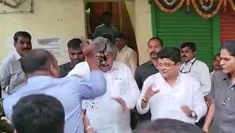 ಚಂದ್ರಕಾಂತ ಪಾಟೀಲ ಮುಖಕ್ಕೆ ಮಸಿ ಬಳಿಯುತ್ತಿರುವುದು.