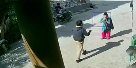 ಮಹಿಳೆಯಿಂದ ಸರ ದೋಚುತ್ತಿರುವ ಚಿತ್ರ