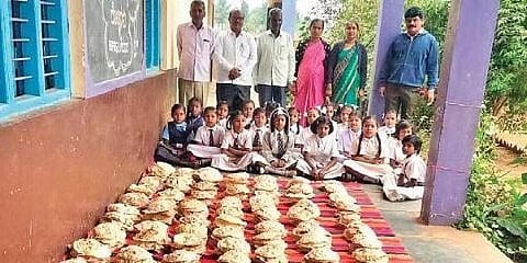 ಮೂಡುಬಿದರಿಗೆ 2 ಲಕ್ಷ ಜೋಳದ ರೊಟ್ಟಿ ಕಳುಹಿಸಲು ಸಿದ್ಧತೆ ನಡೆಸುತ್ತಿರುವ ಗದಗದ ಸ್ಕೌಟ್ಸ್ ಮತ್ತು ಗೈಡ್ಸ್ ಸದಸ್ಯರು.
