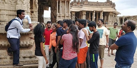 ಹಂಪಿಯಲ್ಲಿ ಪ್ರವಾಸಿಗರ ದಂಡು