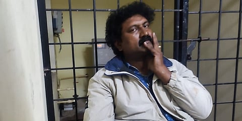 ವಿದ್ಯಾರ್ಥಿನಿಯರಿಂದ ಪೆಟ್ಟು ತಿಂದು ಪೊಲೀಸರ ಅತಿಥಿಯಾದ ಶಿಕ್ಷಕ