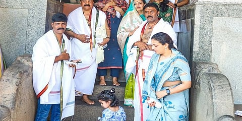ಧರ್ಮಸ್ಥಳದಲ್ಲಿ ಪ್ರವಾಸೋದ್ಯಮ ಸಚಿವ ಆನಂದ್ ಸಿಂಗ್ ಕುಟುಂಬಸ್ಥರೊಂದಿಗೆ