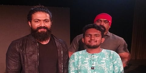 ಅಭಿಮಾನಿಗೆ ಸೆಲ್ಫಿ ನೀಡಿದ ಯಶ್