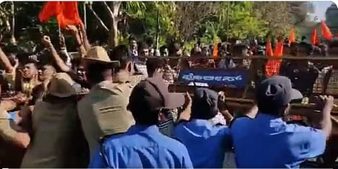 ಪೊಲೀಸರು ಮತ್ತು ಎಬಿವಿಪಿ ಕಾರ್ಯಕರ್ತರ ನಡುವೆ ತಳ್ಳಾಟ