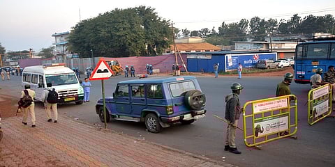 ಸ್ಥಳದಲ್ಲಿ ಪೊಲೀಸರ ನಿಯೋಜನೆ