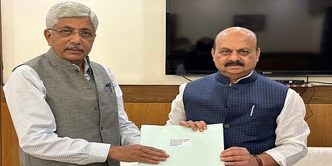 ಸಿಎಂ ಬೊಮ್ಮಾಯಿಗೆ ಮಧ್ಯಂತರ ವರದಿ ಸಲ್ಲಿಸಿದ ಹಿಂದುಳಿದ ವರ್ಗ ಆಯೋಗದ ಅಧ್ಯಕ್ಷ ಜಯಪ್ರಕಾಶ್ ಹೆಗ್ಡೆ