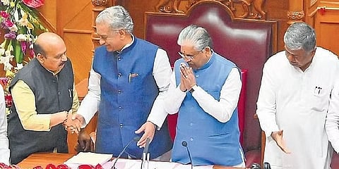 ನೂತನ ವಿಧಾನಪರಿಷತ್ ಸಭಾಪತಿ ಬಸವರಾಜ್ ಹೊರಟ್ಟಿ, ಹಂಗಾಮಿ ಸಭಾಪತಿ ರಘುನಾಥರಾವ್ ಮಲ್ಕಾಪುರೆ ಹಾಗೂ ವಿರೋಧ ಪಕ್ಷದ ನಾಯಕ ಬಿ ಕೆ ಹರಿಪ್ರಸಾದ್ ಅವರನ್ನು ಅಭಿನಂದಿಸಿದ ಸಿಎಂ ಬಸವರಾಜ ಬೊಮ್ಮಾಯಿ.