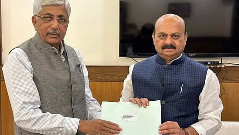 ಮುಖ್ಯಮಂತ್ರಿ ಬೊಮ್ಮಾಯಿಯವರಿಗೆ ಮಧ್ಯಂತರ ವರದಿ ಸಲ್ಲಿಸುತ್ತಿರುವ ಜಯಪ್ರಕಾಶ ಹೆಗ್ಡೆ.