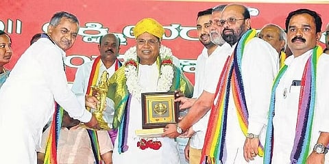 ತುಮಕೂರಿನಲ್ಲಿ ಶನಿವಾರ ನಡೆದ ದಿವಂಗತ ಲಕ್ಷ್ಮೀ ನರಸಿಂಹಯ್ಯ ಅವರ ಜನ್ಮ ದಿನಾಚರಣೆಯ ಕಾರ್ಯಕ್ರಮದಲ್ಲಿ ಸಿಎಲ್‌ಪಿ ನಾಯಕ ಸಿದ್ದರಾಮಯ್ಯ ಅವರನ್ನು ಸನ್ಮಾನಿಸಲಾಯಿತು.