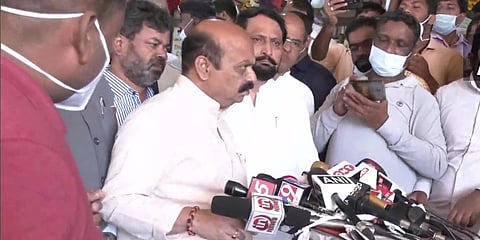 ಮಾಧ್ಯಮ ಪ್ರತಿನಿಧಿಗಳ ಮುಂದೆ ಸಿಎಂ ಬೊಮ್ಮಾಯಿ
