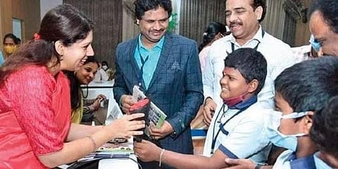 ವಿದ್ಯಾರ್ಥಿಗಳೊಂದಿಗೆ ಜಿಲ್ಲಾಧಿಕಾರಿ ಕೃತಿಕಾ ಶುಕ್ಲಾ