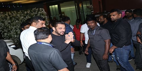 ಬಾಲಿವುಡ್ ನ ಬಾಯ್ ಜಾನ್ ಸೂಪರ್ ಸ್ಟಾರ್ ಸಲ್ಮಾನ್ ಖಾನ್ ಇಂದು ಡಿಸೆಂಬರ್ 27ಕ್ಕೆ 57ನೇ ವರ್ಷಕ್ಕೆ ಕಾಲಿಟ್ಟಿದ್ದಾರೆ. ತಮ್ಮ ನಿವಾಸದಲ್ಲಿ ಕುಟುಂಬಸ್ಥರು, ಆಪ್ತರು, ಸ್ನೇಹಿತರು, ಅಭಿಮಾನಿಗಳು ಮತ್ತು ಮಾಧ್ಯಮ ಪ್ರತಿನಿಧಿಗಳ ಸಮ್ಮುಖದಲ್ಲಿ ಹುಟ್ಟುಹಬ್ಬವನ್ನು ಆಚರಿಸಿಕೊಂಡರು.