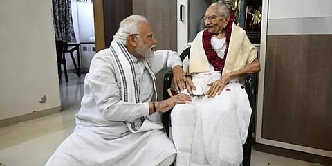 ತಾಯಿಯೊಂದಿಗೆ ಪ್ರಧಾನಿ ಮೋದಿ