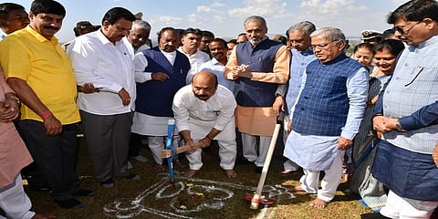 ಮುಖ್ಯಮಂತ್ರಿ ಬಸವರಾಜ ಬೊಮ್ಮಾಯಿಯವರು ಇಂದು ಬೆಳಗಾವಿ ಸುವರ್ಣ ಸೌಧದ ಆವರಣದಲ್ಲಿ ಕಿತ್ತೂರು ರಾಣಿ ಚೆನ್ನಮ್ಮ, ಸಂಗೊಳ್ಳಿ ರಾಯಣ್ಣ, ಮಹಾತ್ಮಾ ಗಾಂಧೀಜಿ, ಡಾ‌. ಬಿ‌. ಆರ್. ಅಂಬೇಡ್ಕರ್ ಅವರ ಪ್ರತಿಮೆ ನಿರ್ಮಾಣಕ್ಕೆ ಭೂಮಿ ಪೂಜೆ ನೆರವೇರಿಸಿದರು.