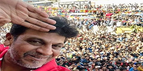 ಕೊಳ್ಳೆಗಾಲದಲ್ಲಿ ವೇದ ಚಿತ್ರದ ಪ್ರಚಾರ ಸಂದರ್ಭದಲ್ಲಿ ಅಭಿಮಾನಿಗಳ ಮುಂದೆ ಸೆಲ್ಫಿ ತೆಗೆದುಕೊಂಡ ಶಿವರಾಜ್ ಕುಮಾರ್