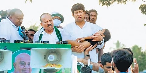 ಬಾಲಕನ ಮೃತದೇಹ ಹಿಡಿದು ನಿಂತಿರುವ ಜೆಡಿಎಸ್ ನಾಯಕರು.