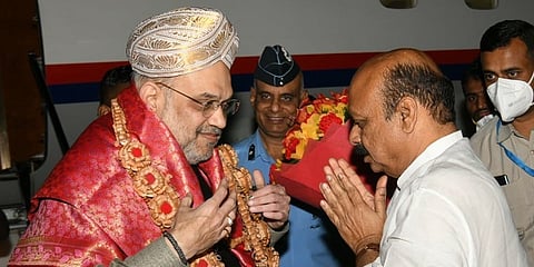 ನಿನ್ನೆ ಬೆಂಗಳೂರಿಗೆ ಬಂದಿಳಿದ ಕೇಂದ್ರ ಗೃಹ ಸಚಿವ ಅಮಿತ್ ಶಾ ಅವರನ್ನು ಮುಖ್ಯಮಂತ್ರಿ ಬಸವರಾಜ ಬೊಮ್ಮಾಯಿ ಬರಮಾಡಿಕೊಂಡರು
