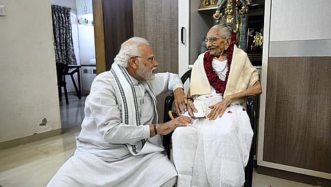 ತಾಯಿ ಹೀರಾಬೆನ್ ಜೊತೆಗಿರುವ ಪ್ರಧಾನಿ ಮೋದಿ (ಸಂಗ್ರಹ ಚಿತ್ರ)